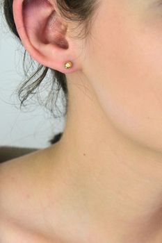 Kolczyki złote 333 grawerowane kuleczki 5 mm na sztyft  Eleganckie kolczyki damskie (1).jpg